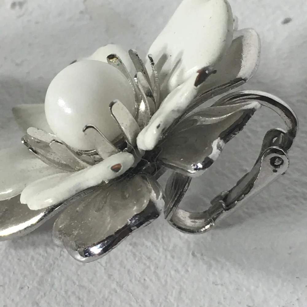 60s Sarah Coventry White Flower Clipon Earrings